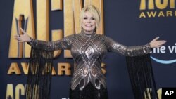 Dolly Parton llega a la 57ª edición de los Premios de la Academia de Música Country el lunes 7 de marzo de 2022 en el Allegiant Stadium de Las Vegas. (Foto AP/Eric Jamison)