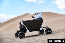 Prototipe kendaraan penjelajah FLEX produksi perusahaan rintisan (startup) California Astrolab, yang akan dapat dioperasikan langsung oleh astronot di bulan. Kendaraan penjelajah itu diuji di Taman Nasional Death Valley di Dumont Dunes, Desember 2021. (ASTROLAB/Handout via REUTERS)