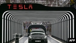 Se muestra un vehículo eléctrico del modelo Y durante el inicio de la producción en la "Gigafactory" de Tesla el 22 de marzo de 2022 en Gruenheide, al sureste de Berlín.