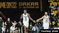 Wachezaji wa US Monastir Charles Onana (Kushoto) na Radhouane Slimane
wakisherehekea ushindi wao wa jumla ya pointi 74-62 dhidi ya Dakar University Club-DUC Jumamosi katika Uwanja wa Dakar Arena.(Picha na BAL). 