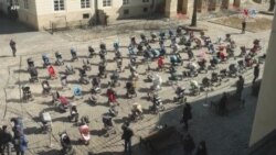 109 դատարկ մանկասայլակներ Ուկրաինայի արևմտյան Լվով քաղաքի հրապարակում խորհրդանշում են ռուսական ներխուժումից զոհված երեխաների թիվը