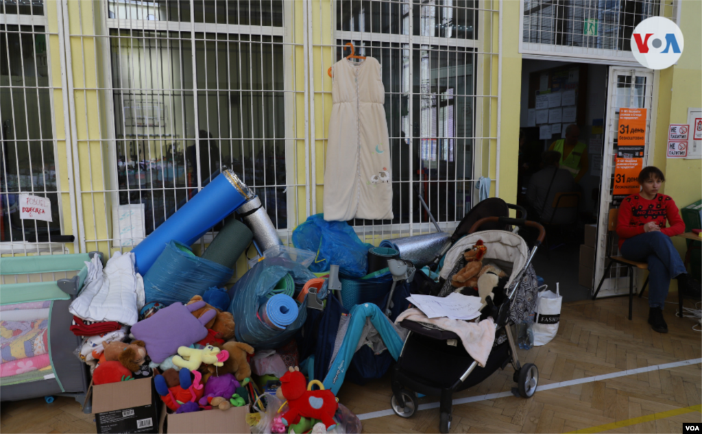 Las familias de Przemysl dejan carritos para bebés en las puertas de refugios como este. Su objetivo es que los usen las madres que vienen de Ucrania y que, a causa del largo viaje y la falta de espacio, no han podido traer los carritos de sus hijos.