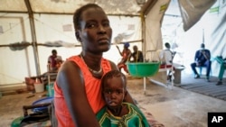 Nyayiar Kuol memangku putrinya Chuoder Wal yang menderita malnutrisi di sebuah rumah sakit darurat di Old Fangak, negara bagian Jonglei Sudan Selatan (foto: dok). 