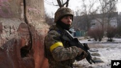 Украинский солдат в осажденном Мариуполе. 12 марта 2022г. 
