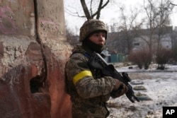 Ukrajinski vojnik na poziciji u Mariupolju, Ukrajina, 12. marta 2022.