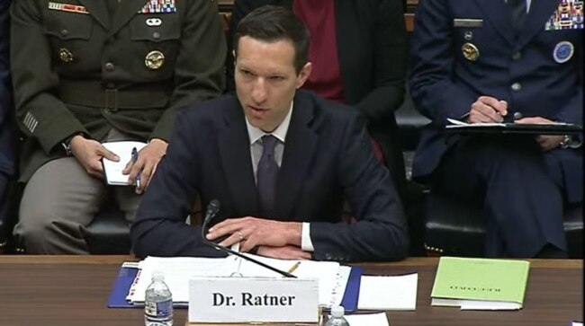 美國國防部印太事務助理部長瑞特納（Ely Ratner）3月9日在眾議院軍事委員會的聽證會上表示，印太區域仍是優先戰區。 （視頻截圖）