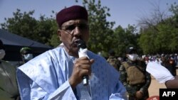 Le président nigérien Mohamed Bazoum a amorcé une nouvelle approche avec une "main tendue" qui s'adresse aux "jeunes Nigériens enrôlés dans les rangs de l'EIGS".
