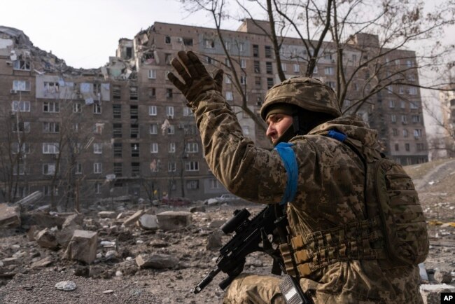 Mariupol şehrinde bir Ukrayna askeri