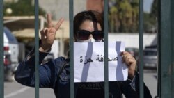 Tunisia jails journalists who criticize the government