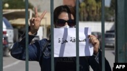 La détention de Mme Akacha est un nouvel indicateur "d'un véritable recul de la liberté de la presse et de l'expression en Tunisie", a déploré le Syndicat national des journalistes tunisiens.