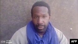 Une capture télévisée réalisée le 13 mars 2022 à partir d'une vidéo non authentifiée de source inconnue montre une séquence du journaliste français Olivier Dubois, retenu en otage par l'organisation djihadiste JNIM au Mali.