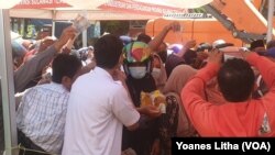 Antrean warga yang berdesak-desakan untuk membeli minyak goreng dalam kegiatan pasar murah oleh Dinas Perindustrian dan Perdagangan Provinsi Sulawesi Tengah. Selasa (15/3/2022) (Foto : VOA/Yoanes Litha)