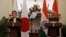 Thủ tướng Ấn Độ Narendra Modi (phải) phát biểu trong cuộc họp báo chung với Thủ tướng Nhật Bản Fumio Kishida, tại Dinh Hyderabad ở New Delhi, Ấn Độ, ngày 19 tháng 3 năm 2022.