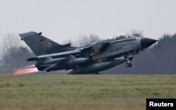 Sebuah jet Tornado milik angkatan udara Jerman lepas landas dari pangkalan udara Bundeswehr tentara Jerman di Jagel, Jerman utara 10 Desember 2015. (REUTERS/Fabian Bimmer)
