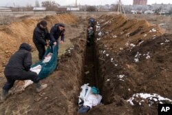 Sebuah kuburan massal di pinggiran Mariupol, 9 Maret 2022, karena penembakan berat oleh pasukan Rusia. (Foto: AP)