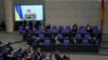 Los miembros del parlamento alemán escuchan al presidente de Ucrania, Volodymyr Zelenskyy, durante su discurso virtual ante el parlamento en el edificio del Reichstag, en Berlín, el 17 de marzo de 2022.