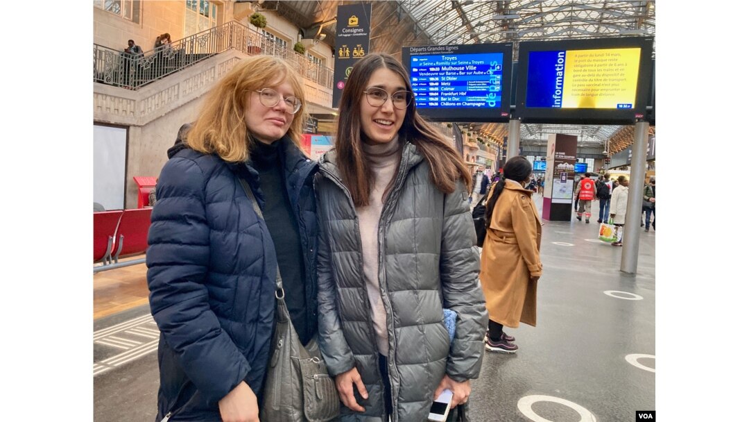 Las directoras de cine de madre e hija Maria y Anastasia Starozhitska, que huyeron de su hogar en Kiev y acaban de llegar a París. [Lisa Bryant/VOA]