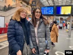 Las directoras de cine de madre e hija Maria y Anastasia Starozhitska, que huyeron de su hogar en Kiev y acaban de llegar a París. [Lisa Bryant/VOA]