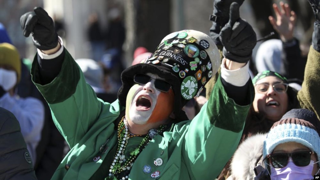Un asistente al desfile grita durante el Desfile del Día de San Patricio en South Columbus Drive, el sábado 12 de marzo de 2022, en Chicago. (John J. Kim/Chicago Tribune vía AP)