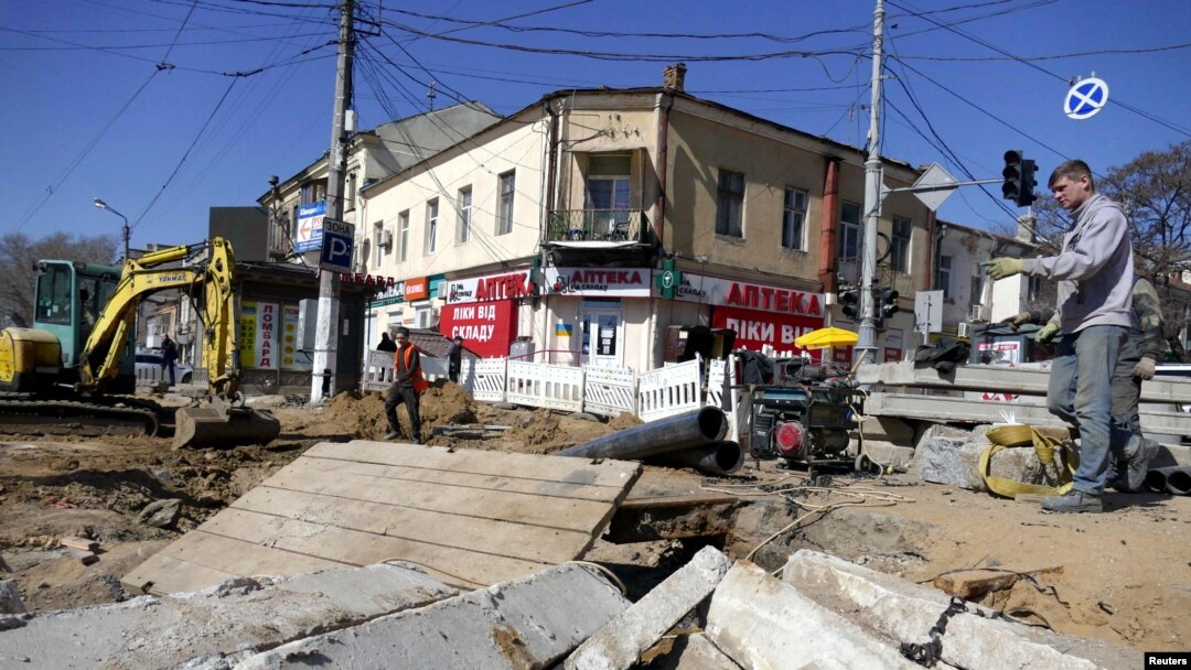 Radnici saniraju štetu pričinjenu tokom ruskog napada na grad Odesu, 23. mart 2022 (Foto: REUTERS/Igor Tkachenko)