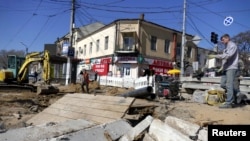 Radnici saniraju štetu pričinjenu tokom ruskog napada na grad Odesu, 23. mart 2022 (Foto: REUTERS/Igor Tkachenko)