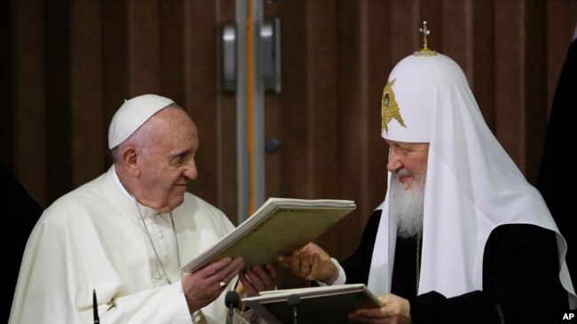 Papa Françesku shkëmben tekstin e deklaratës së përbashkët me Patriarkun Ortodoks Rus Kirill (Havana, Kubë, 12 shkurt 2016)