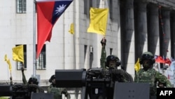 在台灣慶祝雙十節的遊行隊伍裡台軍士兵駕駛軍車駛過總統府。（法新社2021年10月10日）