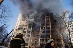 Un edificio fue alcanzado por bombardeos mientras continúa la invasión rusa de Ucrania, en Kiev, Ucrania, 15 de marzo de 2022 .