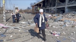 资料照片：视频截图显示，人们逃离被俄军占领的布查。(2022年3月12日)