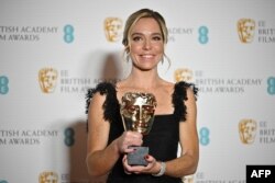 Penulis skenario sekaligus sutradara film 'CODA,' Sian Heder saat menerima penghargaan untuk naskah adaptasi terbaik di ajang BAFTA (British Academy Film Awards) di Royal Albert Hall, London, 13 Maret 2022 (Photo by Ben Stansall / AFP)