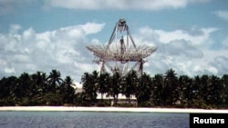 资料照：马歇尔群岛上的美军导弹测试基地的雷达装置。