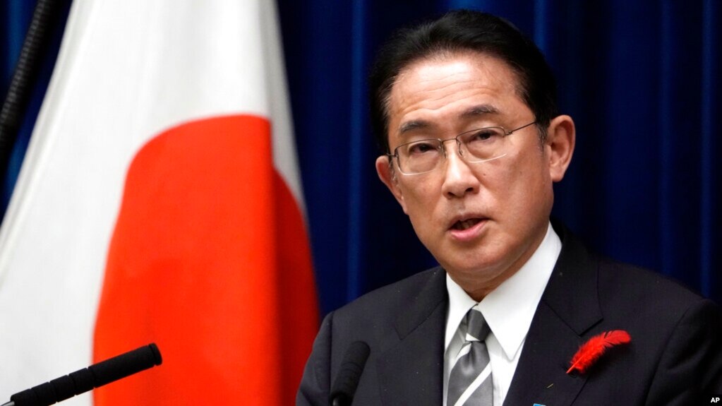 资料照： 日本首相岸田文雄(Fumio Kishida)2021年10月14日在东京首相官邸的新闻发布会上讲话。（美联社）(photo:VOA)