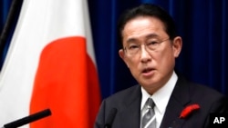资料照： 日本首相岸田文雄(Fumio Kishida)2021年10月14日在东京首相官邸的新闻发布会上讲话。（美联社）