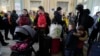 Para pengungsi Ukraina menunggu transportasi setelah tiba di stasiun kereta Przemysl di Polandia 22 Maret 2022 (foto: dok). 