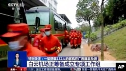 تصویر گرفته شده از فیلم های ویدئویی تلویزیون مرکزی چین، «سی‌سی‌تی‌وی»، پرسنل اورژانس را در حال آماده شدن برای سفر به محل سقوط هواپیما نشان می‌دهد.