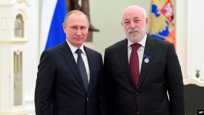 Gjatë një ceremonie në Kremlin, zoti Vekselberg pozon përkrah Presidentit rus Putin (26 janar 2017)