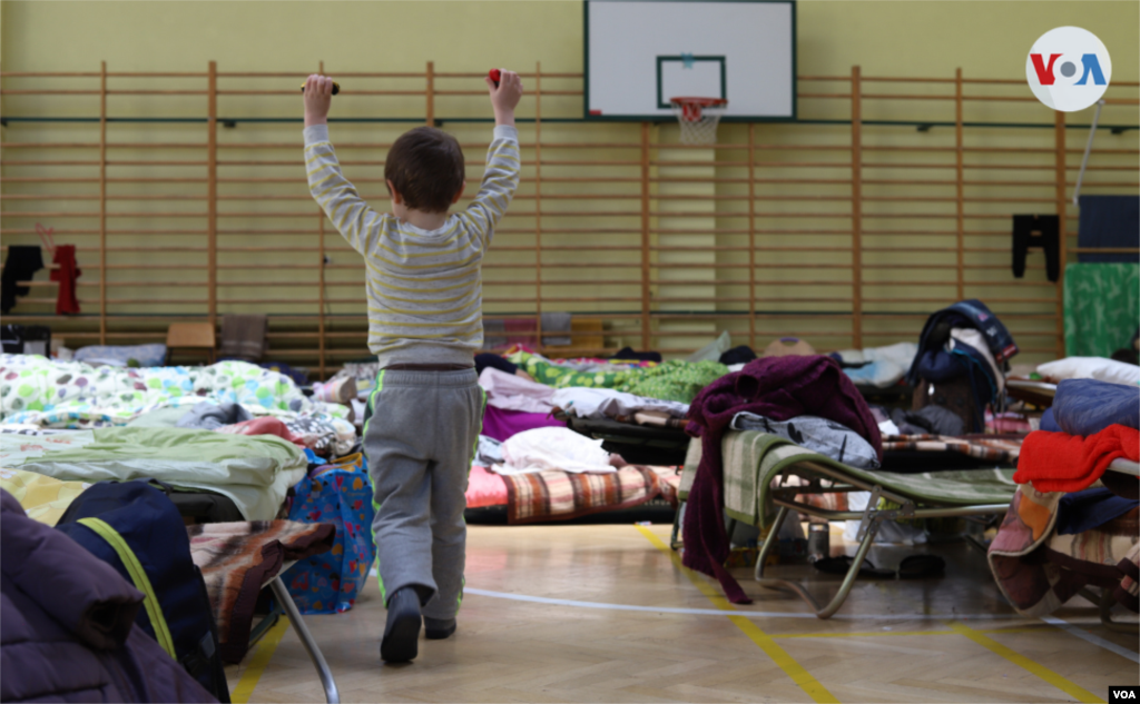 La mayoría de refugiados que hay en centros como esta escuela son mujeres y niños. Los hombres que tienen entre 18 y 60 años no pueden salir del país por si son llamados a alistarse en el ejército, una medida que fue impuesta el pasado 24 de febrero y que se ha extendido hasta el 26 de abril.&nbsp;