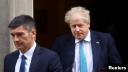Premye Minis Britanik la, Boris Johnson kite biwo li nan Downing Street nan Lond, Anglete, 9 Mas, 2022. 