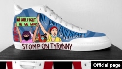 အမေရိကန် NBA ဘတ်စကက်ဘောသမား Enes Freedom က မြန်မာ စစ်အာဏာသိမ်းမှုဆန့်ကျင်ကြောင်း Twitter မှာတင်ထားတဲ့ ဖိနပ်ဒီဇိုင်း။ (ဓာတ်ပုံ - Enes Freedom's Twitter)