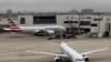 Los aviones de American Airlines se sientan en la pista del Aeropuerto Internacional de Miami (MIA) en Miami, Florida, el 28 de enero de 2022.