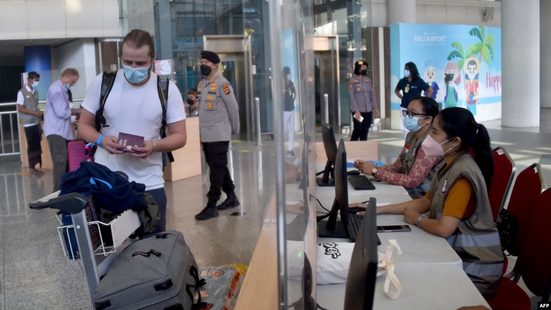 Pemeriksaan dokumen di Terminal Kedatangan Internasional Bandara Internasional Ngurah Rai, Tuban dekat Denpasar, Bali, 16 Februari 2022. (SONNY TUMBELAKA/AFP)