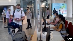 Pemeriksaan dokumen di Terminal Kedatangan Internasional Bandara Internasional Ngurah Rai, Tuban dekat Denpasar, Bali, 16 Februari 2022. (SONNY TUMBELAKA/AFP)