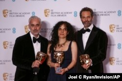 Produser film 'The Power of the Dog mewakili sutradara Jane Campion, menerima penghargaan film terbaik di ajang British Academy Film Awards (BAFTA) di London, 13 Maret 2022. (dok: Joel C Ryan/Invision/AP)