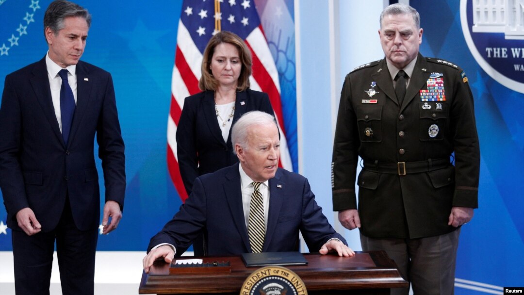 Američki predsjednik Joe Biden govori o novoj pomoći Ukrajini u prisustvu američkog državnog sekretara Entonija Blinkena (L), zamjenice sekretara za odbranu Ketlin Hiks i načelnika združenog Generalštaba američke vojske Marka Milija (Foto: REUTERS/Tom Brenner)