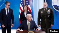 El presidente de los EE. UU., Joe Biden, flanqueado por el secretario de Estado, Antony Blinken, la subsecretaria de Defensa, Kathleen Hicks, y el jefe del Estado Mayor Conjunto, el general Mark Milley, en el anuncio de ayuda financiera a Ucrania el 16 de marzo de 2022.