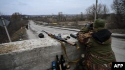 Les bombardements russes sur de nombreuses régions d'Ukraine ont poussé sur les routes plus de trois millions d'Ukrainiens.