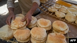 En Egypte, où la consommation de pain par habitant atteint 130 kg par an, le premier indicateur de la crise sont les petites galettes.