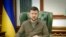 ARCHIVO - El presidente de Ucrania, Volodymyr Zelenskyy, habla en Kiev, Ucrania, en esta imagen de un video proporcionado por la Oficina de Prensa Presidencial de Ucrania y publicado en Facebook el 12 de marzo de 2022.