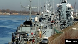 Kapal perang NATO ditambatkan di pelabuhan Riga, Latvia, selama latihan Baltik MCM Squadex 22, 16 Maret 2022. (REUTERS/Ints Kalnins)