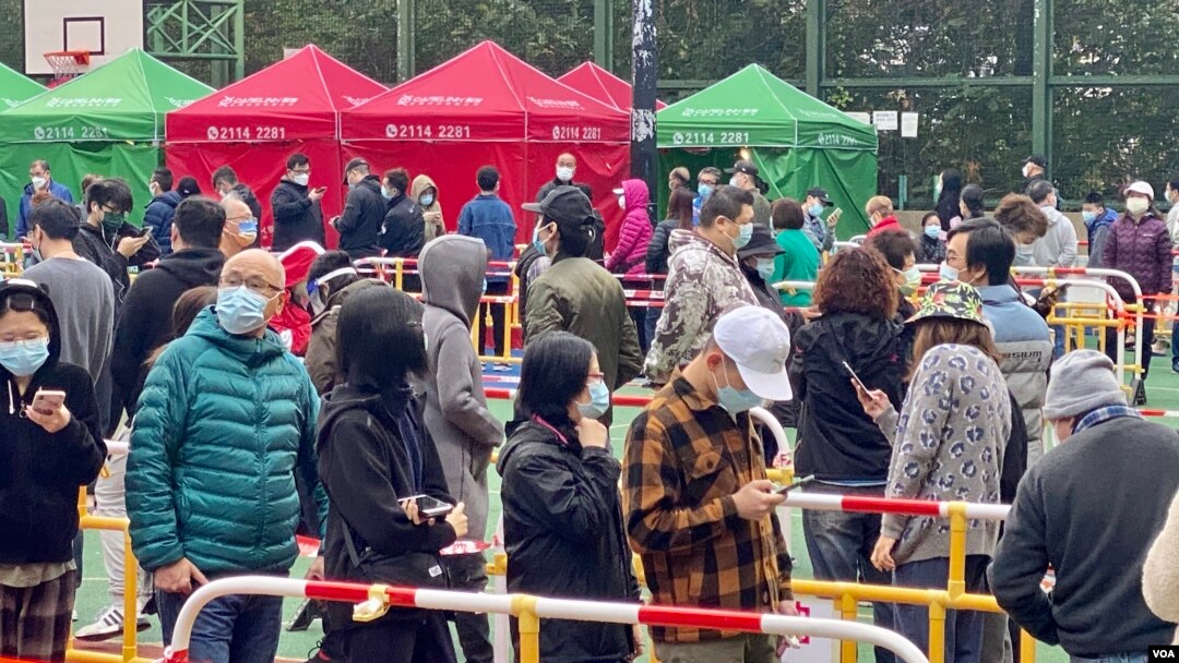 香港特首林鄭月娥形容推行全民強制檢測社會要付出很大代價,但防疫效果可能不大,宣布暫緩推行全民強檢。(美國之音 湯惠芸)